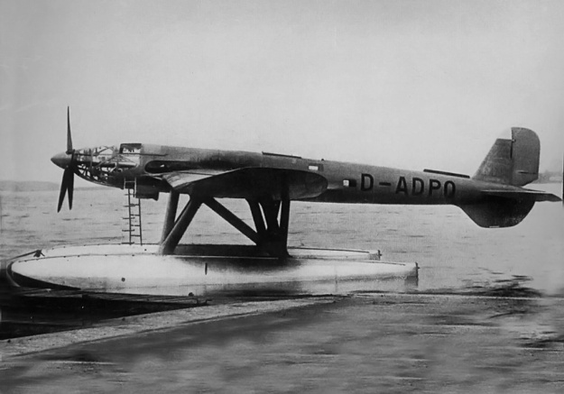 Side view of the He 119 V3. The updated wing used on the V3 and all further He 119 aircraft can be seen as well as tail modifications to increase the seaplanes stability. 